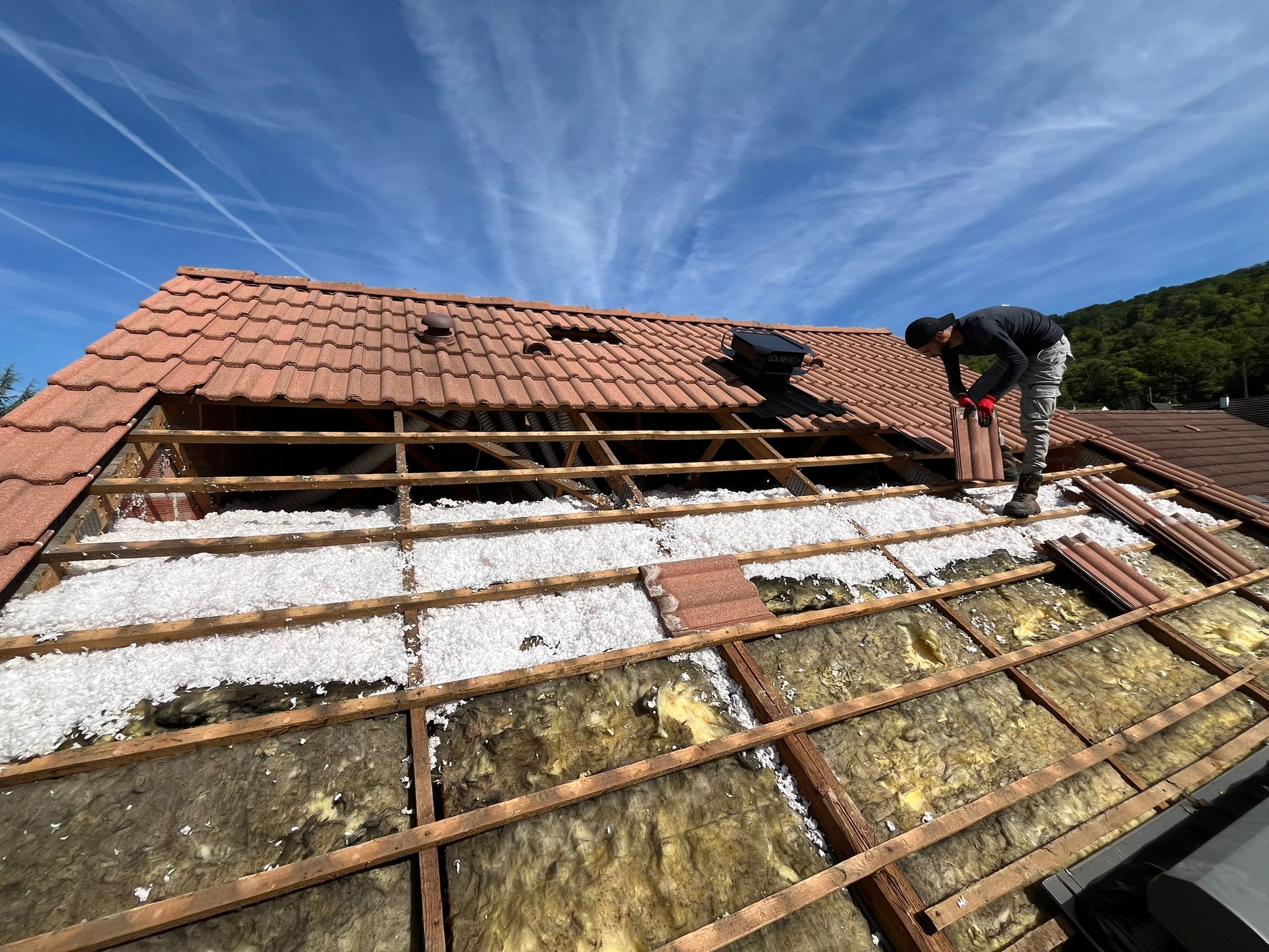 Couvreur posant les tuiles sur le versant
