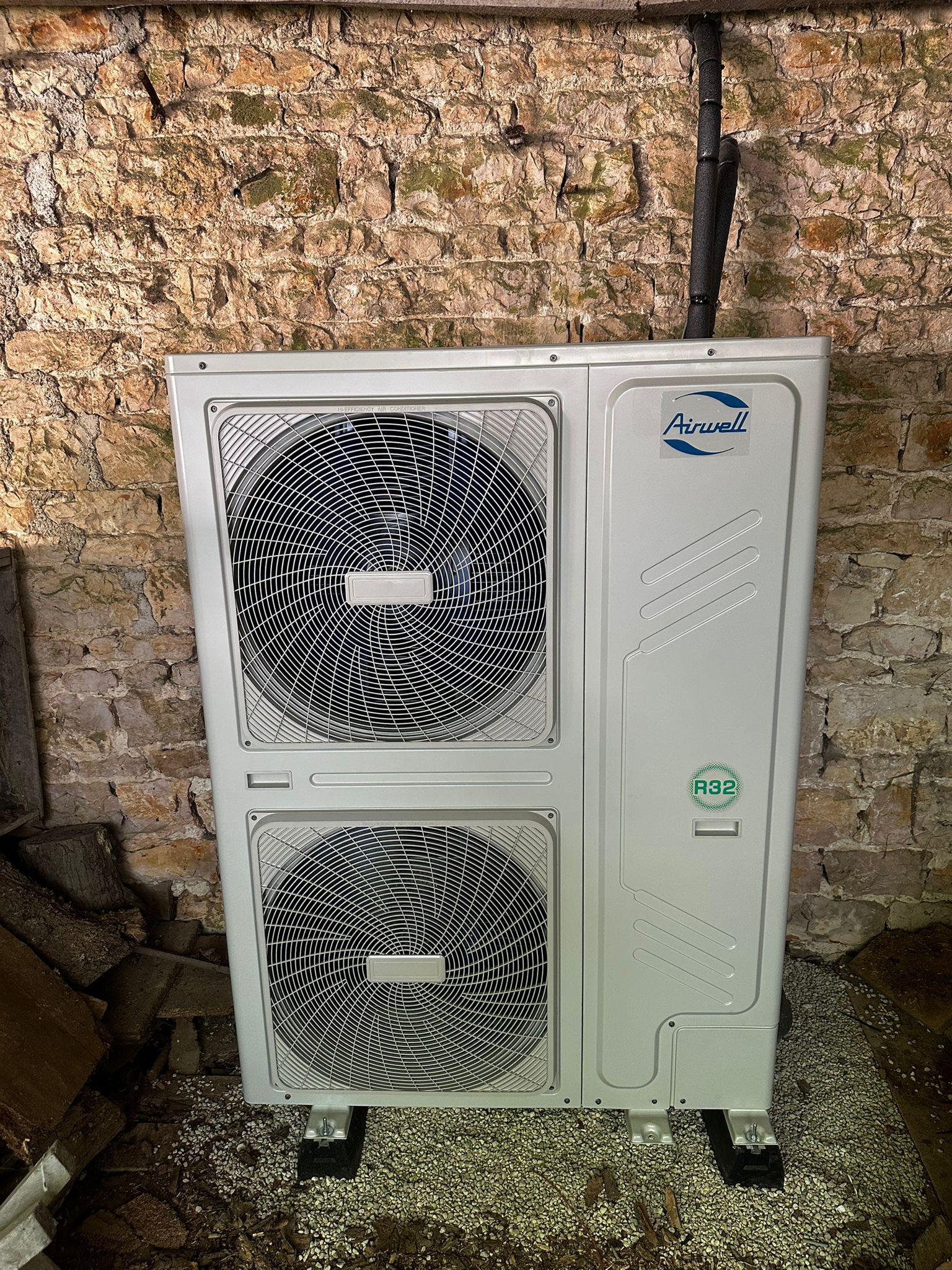 Unité extérieure d'une pompe à chaleur air/eau Airwell R32 posée sur plots