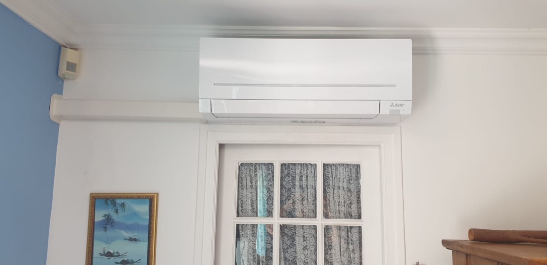 Unité intérieure murale d'une pompe à chaleur air-air installée dans un salon